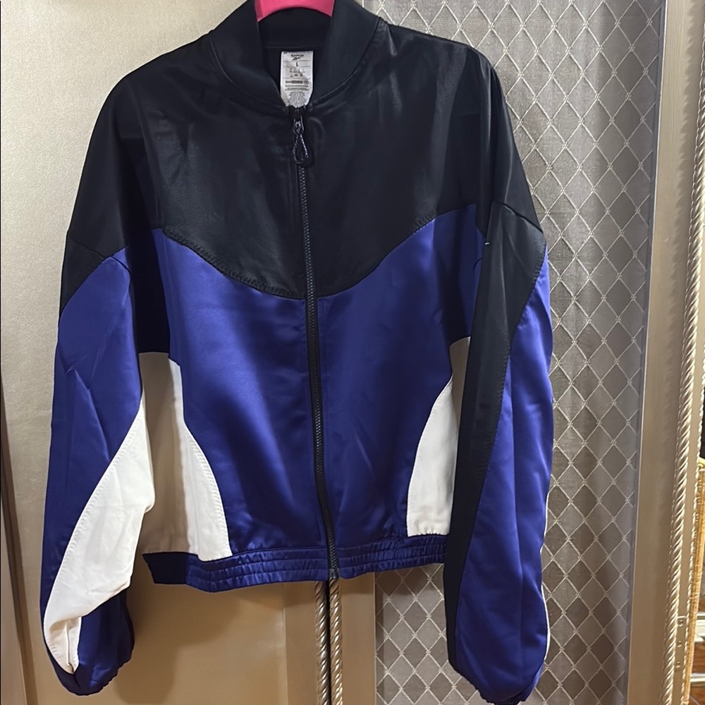 Worn once 1 hour Reebok satin bomber jacket 2 inside pockets / cool/ 0 flaws